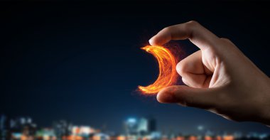 Parmaklar arasında moon