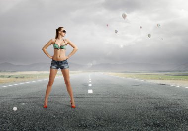 Hitch hiker kadın yolda