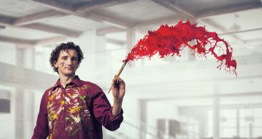 Adam sanatçı fırça ile boyama