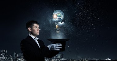 Silindir şapkalı adam sihirbaz