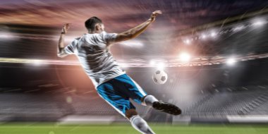 Futbol oyuncu isabet topu