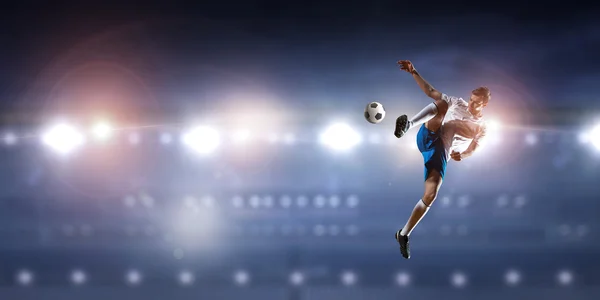 Fußballer schlägt Ball — Stockfoto