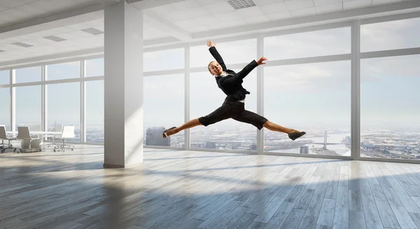 Tanzende Geschäftsfrau im Amt — Stockfoto
