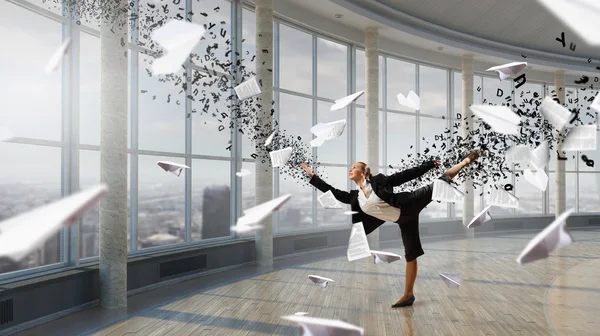 Dansen zakenvrouw in office — Stockfoto