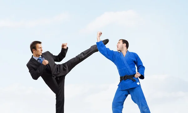 Slag bij twee tegenstanders — Stockfoto