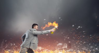 İşadamı atma benzin bomba. Karışık teknik
