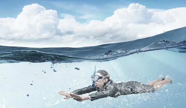 Frau unter Wasser. Gemischte Medien — Stockfoto