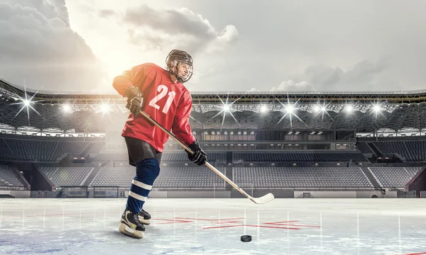 Jugador de hockey sobre hielo. Medios mixtos — Foto de Stock