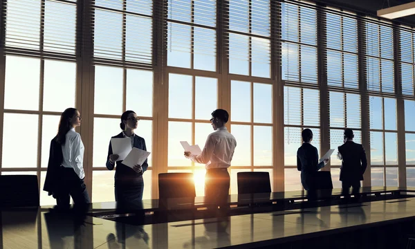 Silhouettes des gens d'affaires au bureau. Techniques mixtes. Techniques mixtes — Photo