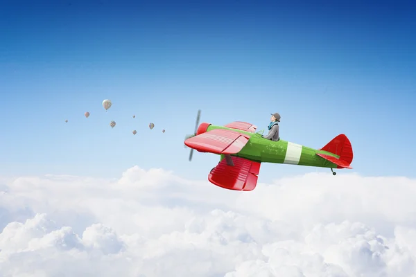 Une fille pilotant un vieil avion. Techniques mixtes — Photo