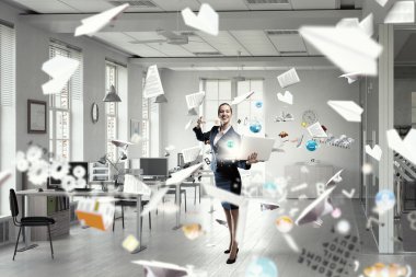 Dizüstü elinde olan kadın. Karışık teknik