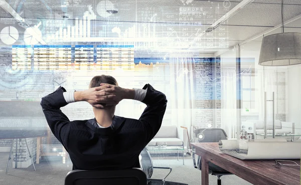 Geschäftsmann entspannt in seinem Büro. Gemischte Medien — Stockfoto