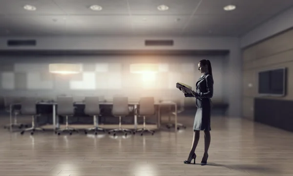 Mujer de negocios en el interior de la oficina moderna. Medios mixtos — Foto de Stock