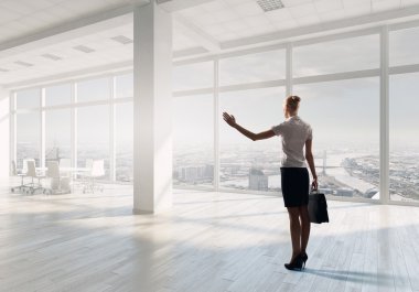 İş kadını ofiste. Karışık teknik