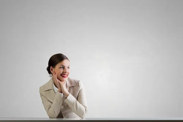 Mujer de negocios sentada en el escritorio. Medios mixtos —  Fotos de Stock