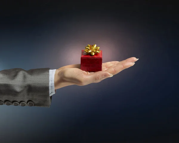 Mujer presentando caja de regalo. Medios mixtos — Foto de Stock