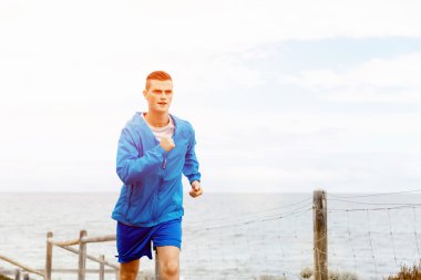 sağlıklı çalışan adam