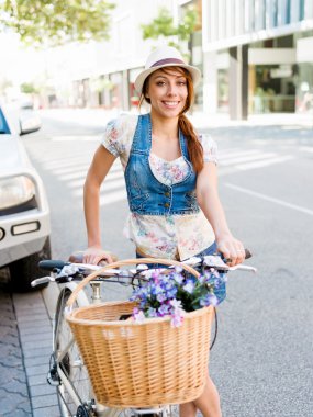 güzel bir kadın üzerinde Bisiklete binmek
