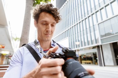 Erkek fotoğrafçı alarak resim