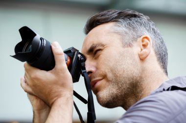 Erkek fotoğrafçı alarak resim