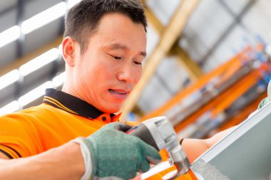 Asya işçi fabrikada üretim tesisi