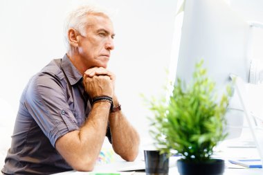 ofis yakışıklı işadamı