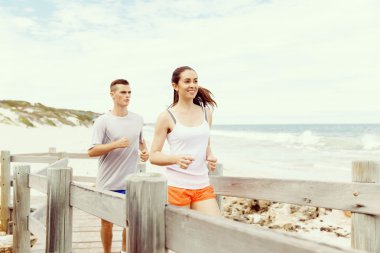 Kaçakçıları. Plajda çalışan genç Çift