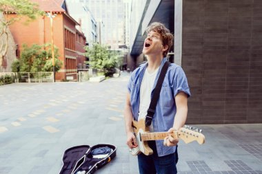Gitar City ile genç müzisyen
