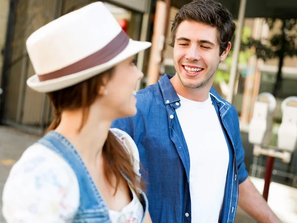 Feliz joven pareja caminando en la ciudad — Foto de Stock