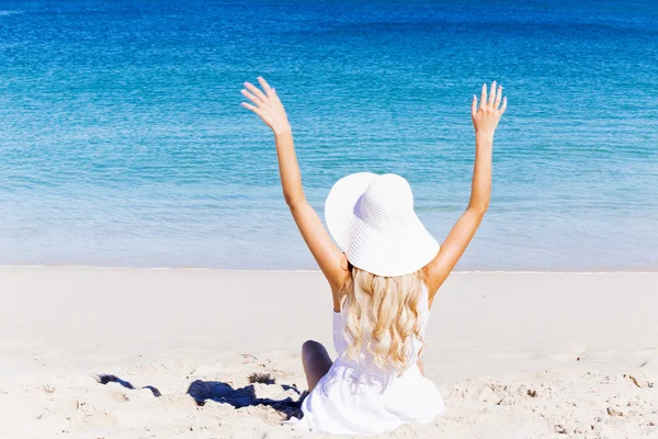 Jonge vrouw ontspannen op het strand — Stockfoto