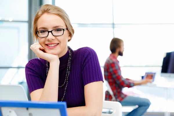 Kreativa affärskvinna i office — Stockfoto