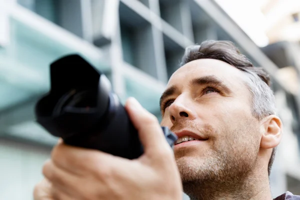 Mužské Fotograf fotografování snímku — Stock fotografie