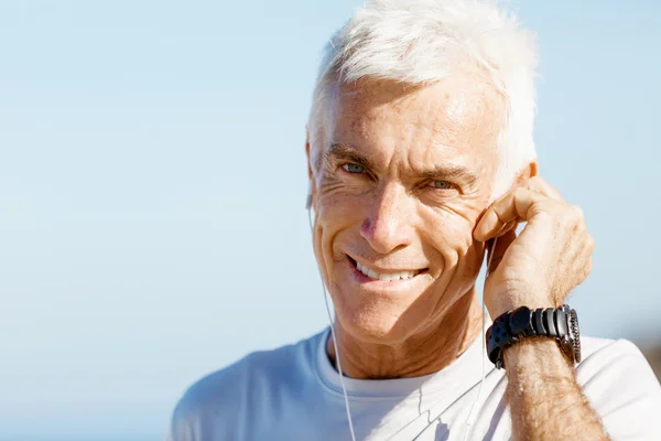 Deportes y música. hombre preparándose para correr — Foto de Stock