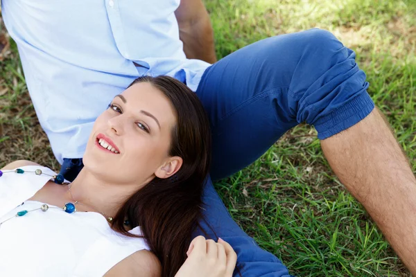 Jeune couple dans le parc — Photo