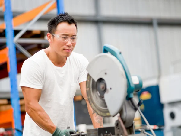 Asian worker in production plant on the factory floor — Stock Photo, Image