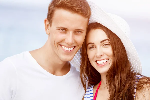 Romantico giovane coppia sulla spiaggia — Foto Stock