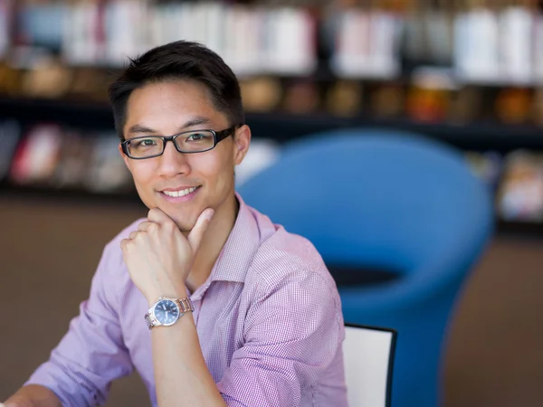 Heureux étudiant masculin travaillant à la bibliothèque — Photo