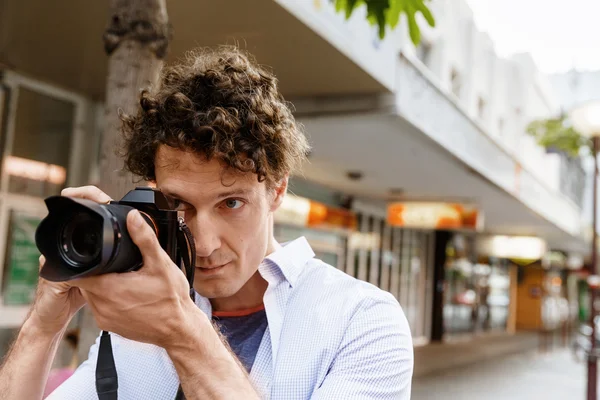 Male photographer taking picture — Stock Photo, Image