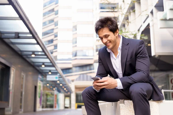 Retrato de empresario confiado con teléfono móvil al aire libre — Foto de Stock