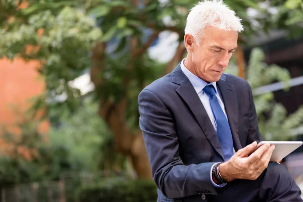 Senior-Geschäftsmann mit Touchpad — Stockfoto