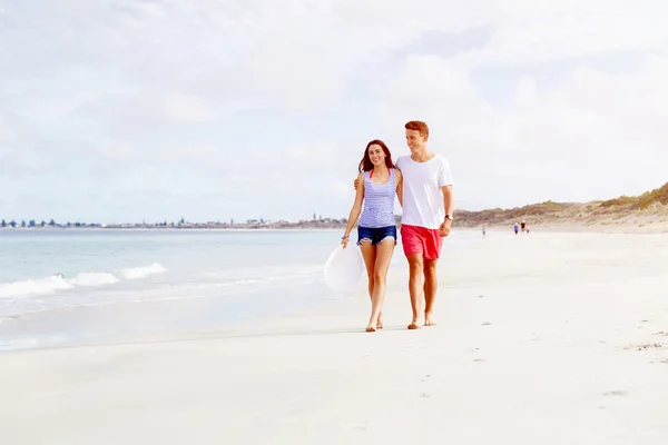 Romântico jovem casal na praia — Fotografia de Stock