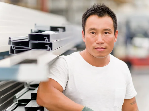 Asian worker in production plant on the factory floor — Stock Photo, Image