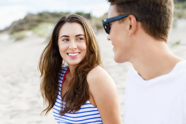 Romantisches junges Paar sitzt am Strand — Stockfoto