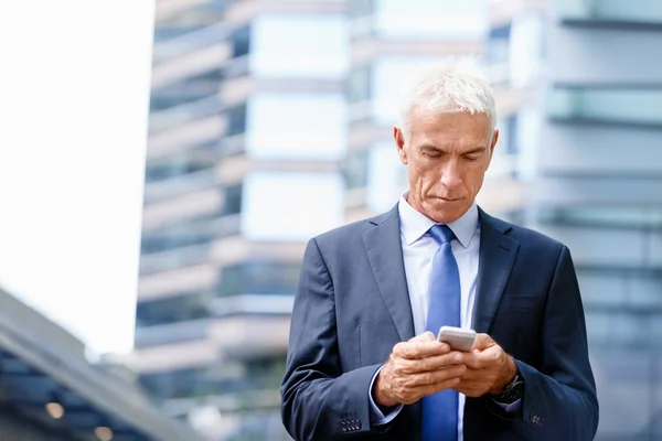 Portrait of confident businessman outdoors — Stock Photo, Image