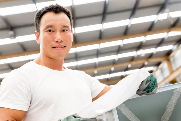 Asian worker in production plant on the factory floor — Stock Photo, Image