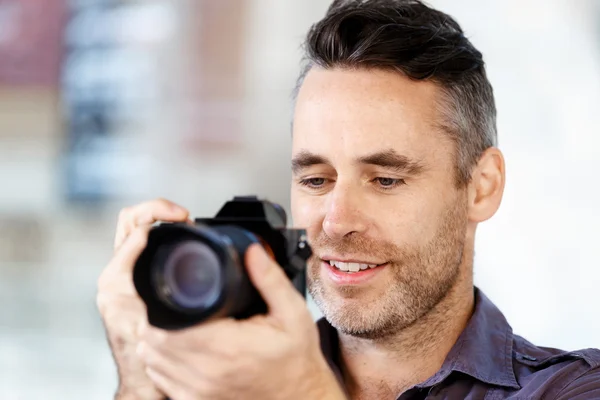 Photographe homme prenant une photo — Photo