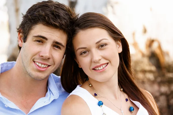 Pareja joven en el parque — Foto de Stock