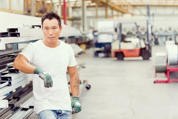 Asian worker in production plant on the factory floor — Stock Photo, Image