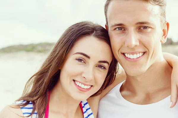 Pareja joven romántica en la playa — Foto de Stock