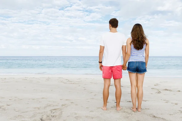 Unga par förälskade på stranden — Stockfoto